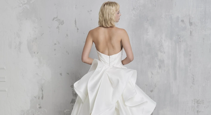 Sarta al lavoro su abito da sposa artigianale Atelier Liami Barcellona Pozzo di Gotto